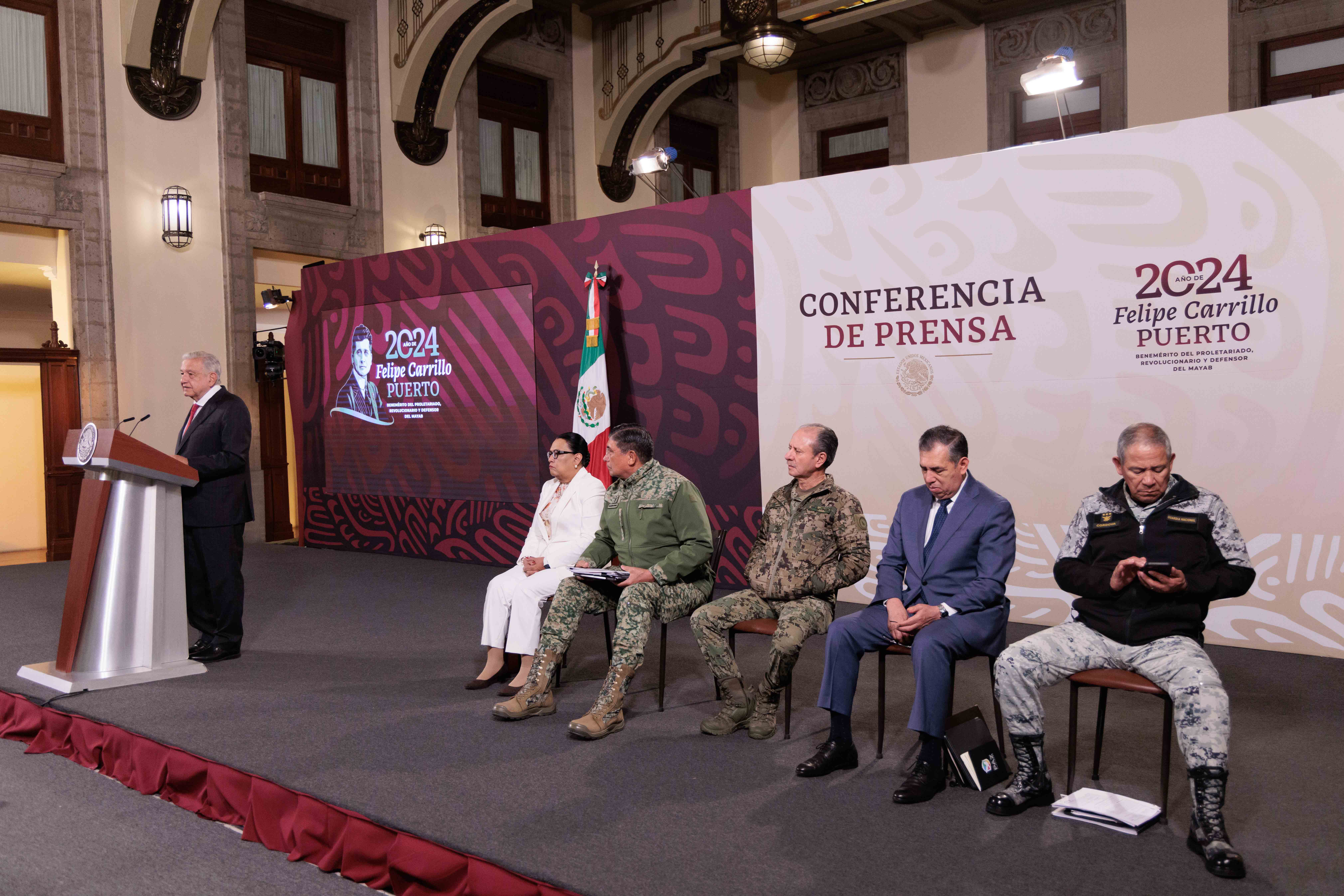 Presidente critica postura de Dolia Estévez en contra de migrantes mexicanos