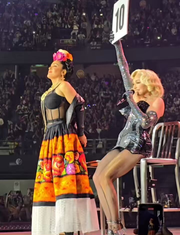 Salma Hayek deslumbra en el cierre de la gira de Madonna en la Ciudad de México