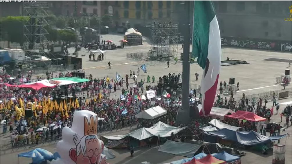 ¡Militares izan la bandera en el Zócalo previo a la marcha de la Marea Rosa!