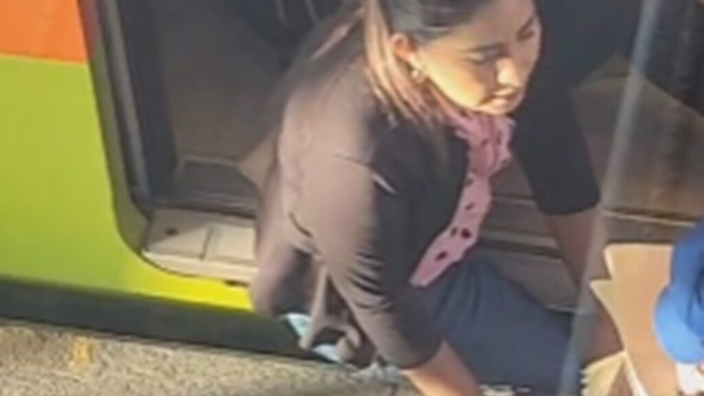 Mujer queda atrapada entre andén y vagón en la Línea 12 del Metro de CDMX