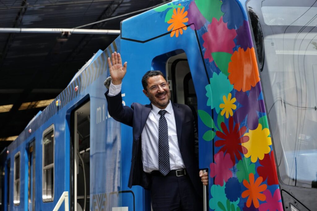 Martí Batres supervisa pruebas de nuevos trenes ligeros en la CDMX