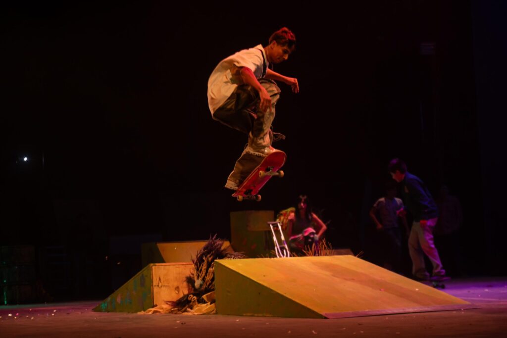 Distopía Skate: Revolución Sobre Ruedas en el Teatro de la Ciudad Esperanza Iris