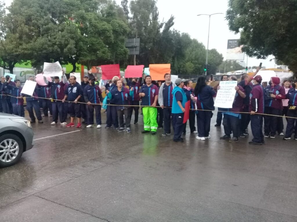 Trabajadores de limpieza del IPN liberan vialidades tras siete horas de bloqueo