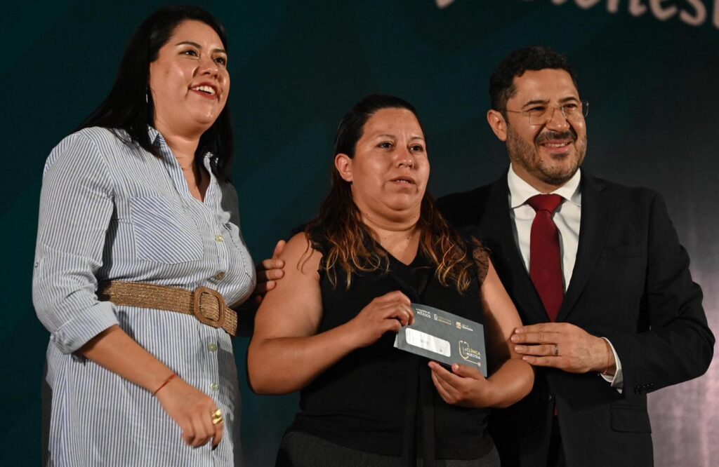 Martí Batres entrega recursos a comités de salud en la Ciudad de México