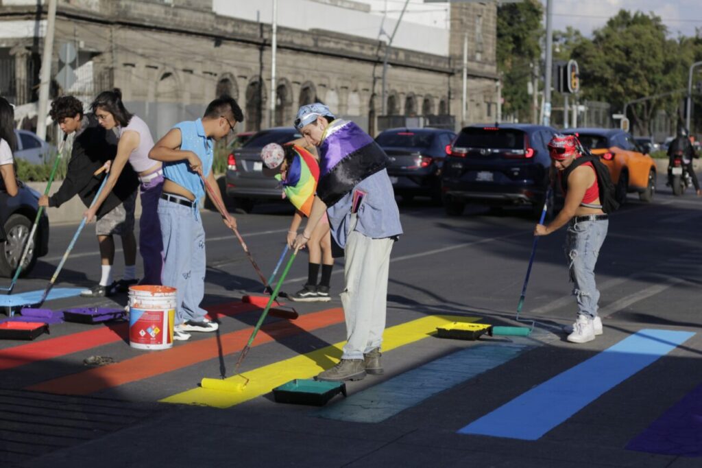 INJUVE pinta paso peatonal con colores del Orgullo LGBTTTIQA+ en CDMX