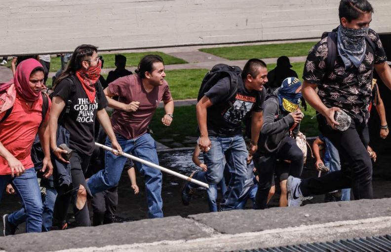 Estudiantes de la UNAM Marchan Contra la Violencia de los «porros